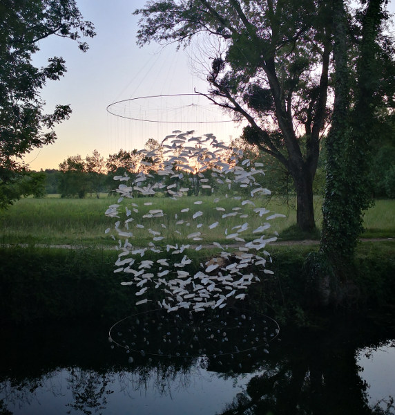 Cesser de questionner - Sphere made of feather